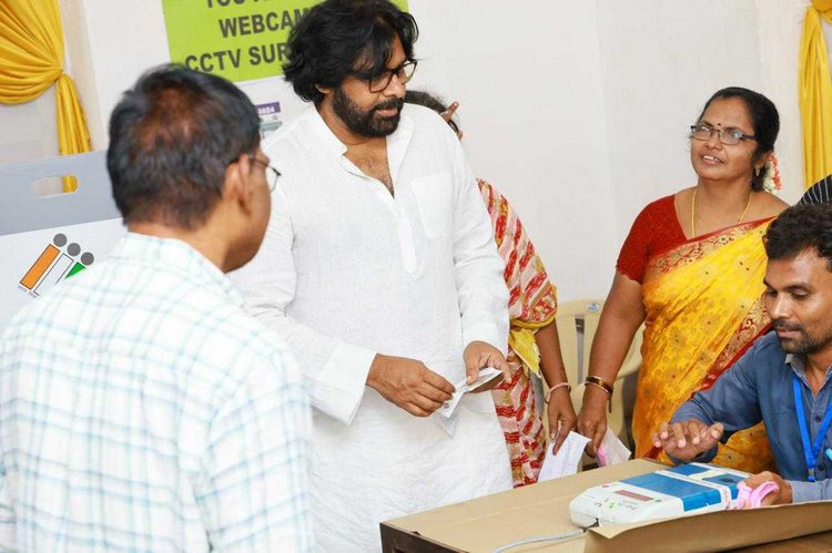 Photos Pawan Kalyan And His Wife Anna Cast Their Votes In Mangalagiri